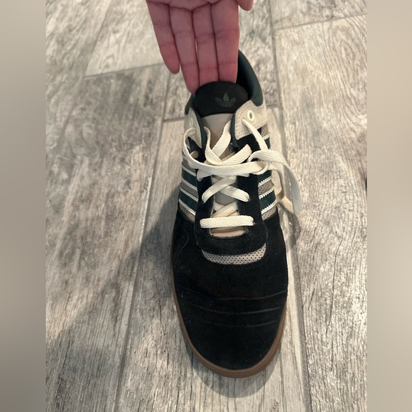 SALE💸💙💙Adidas skate boarding men’s black, green and cream. - Picture 14 of 16